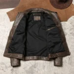 Intérieur de la veste en cuir marron, doublure noire matelassée, poche intérieure, blouson homme chaud et résistant.