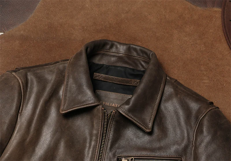 Col chemise de la veste en cuir marron pour homme, détail de la couture, cuir agneau de haute qualité, aspect vieilli subtil.