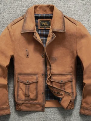 Vue de face de la veste de pilote en cuir camel, avec col chemise et poches utilitaires, pour homme.