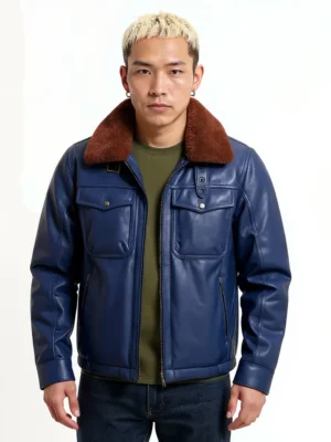 Homme portant un magnifique blouson cuir aviateur américain bleu avec col en fourrure marron, parfait pour un look hivernal élégant.