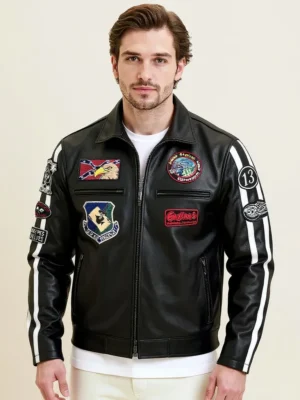 Blouson cuir homme style motard avec écussons vintage et bandes blanches, idéal pour un look authentique.